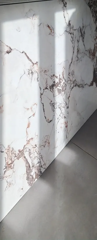Dettaglio di un rivestimento effetto marmo con venature bordeaux e grigie